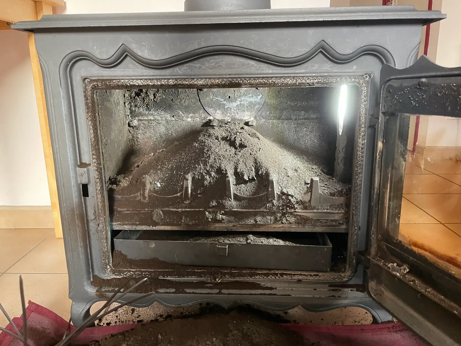 Intérieur d'un foyer de cheminée avant ramonage