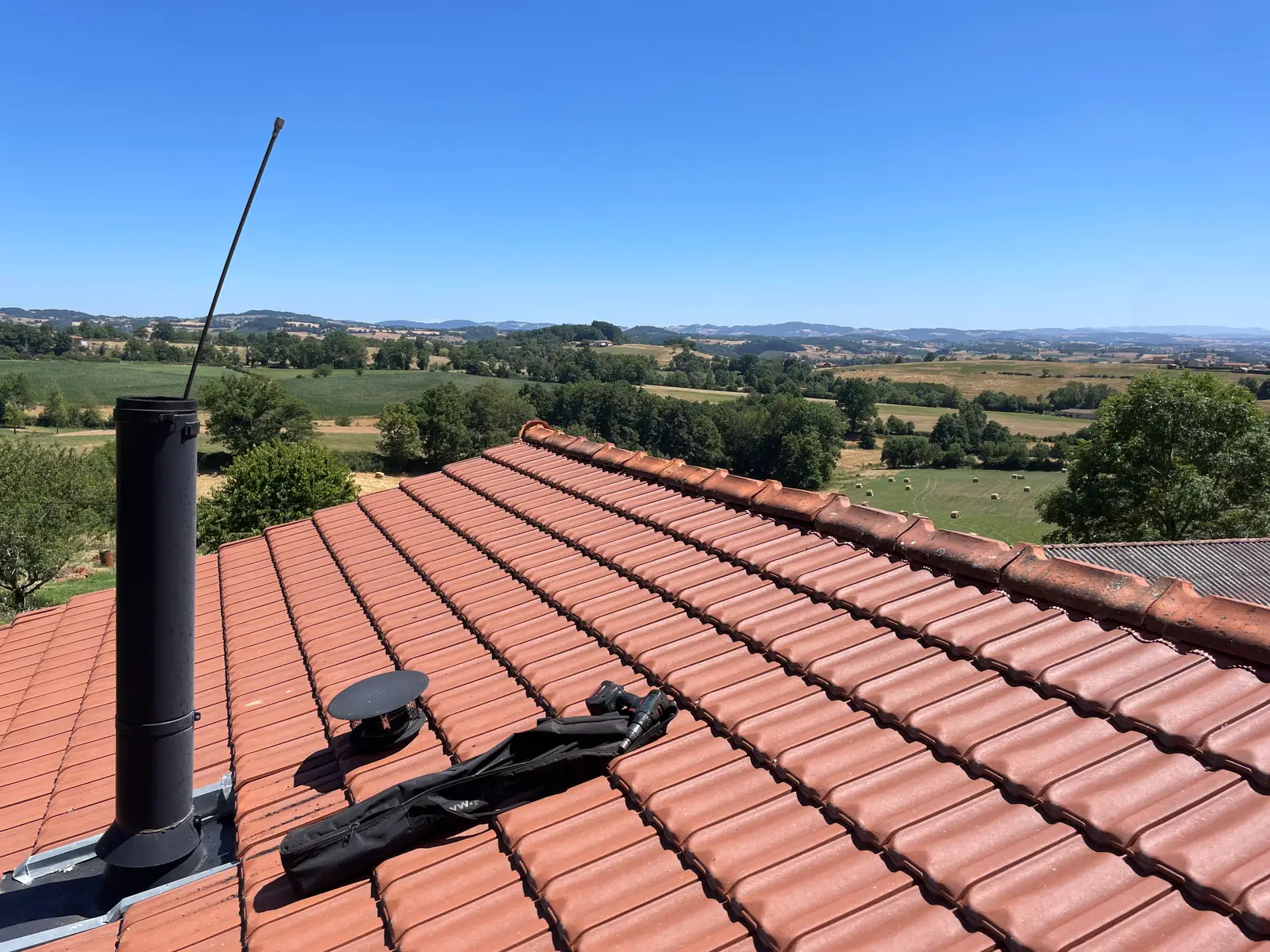 Ramonage d'un conduit par le toit lors d'une intervention dans la Loire