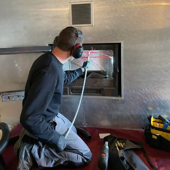 Ramonage du conduit de fumées par notre technicien Thomas de chez Ramoneurs de France